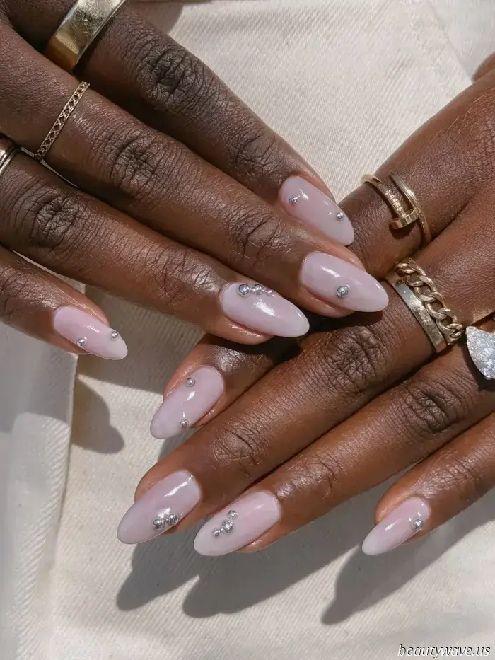 Bereitet euch vor — dieser überraschend schicke Herbst‑Nageltrend kommt auf unsere minimalistischen Maniküren zu.