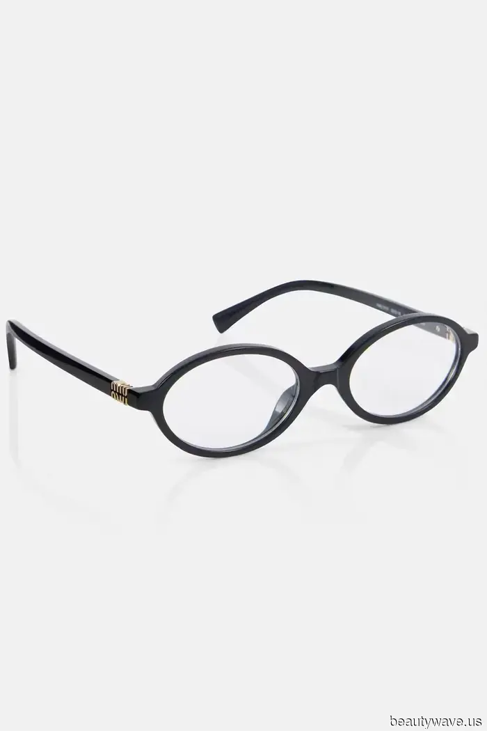 Blue jeans are perfectly fine, but for the fall, stylish individuals recognize that this debated denim trend appears more luxurious.