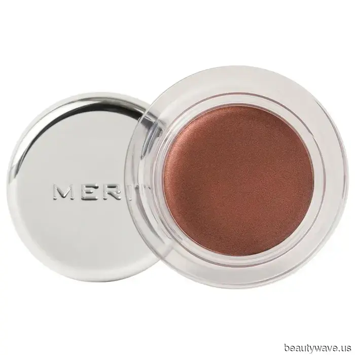 Merit&rsquo;s neue Creme-Lidschatten verleihen das unbeeindruckte &lsquo;90er-Supermodel-Feeling&mdash;ich könnte nicht besessener sein.