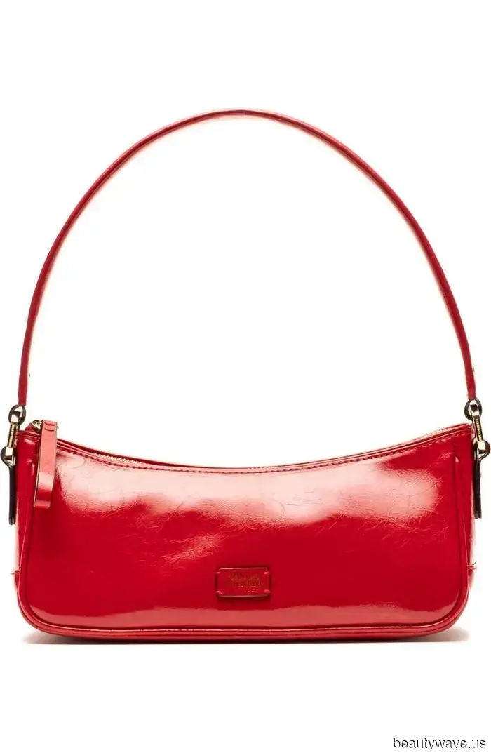 Las mujeres más elegantes de Londres saben que este color de bolso que no es negro hace que los abrigos trench se vean más elegantes.