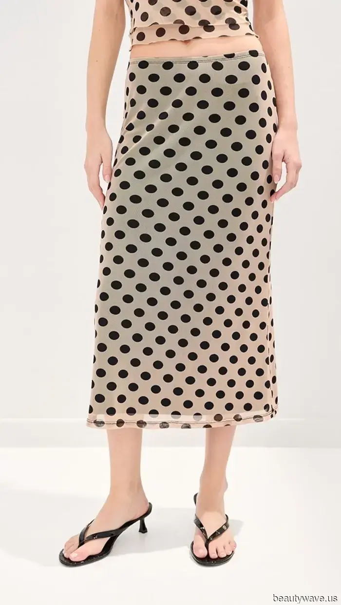 How to Identify an It Girl in 2026: This Style of Top, This Skirt Trend, and Flat Footwear.