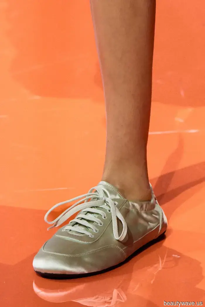 Non in suede, non in pelle&mdash;la tendenza delle scarpe da ginnastica extra chic avvistata in tutta Londra, Milano e NYC