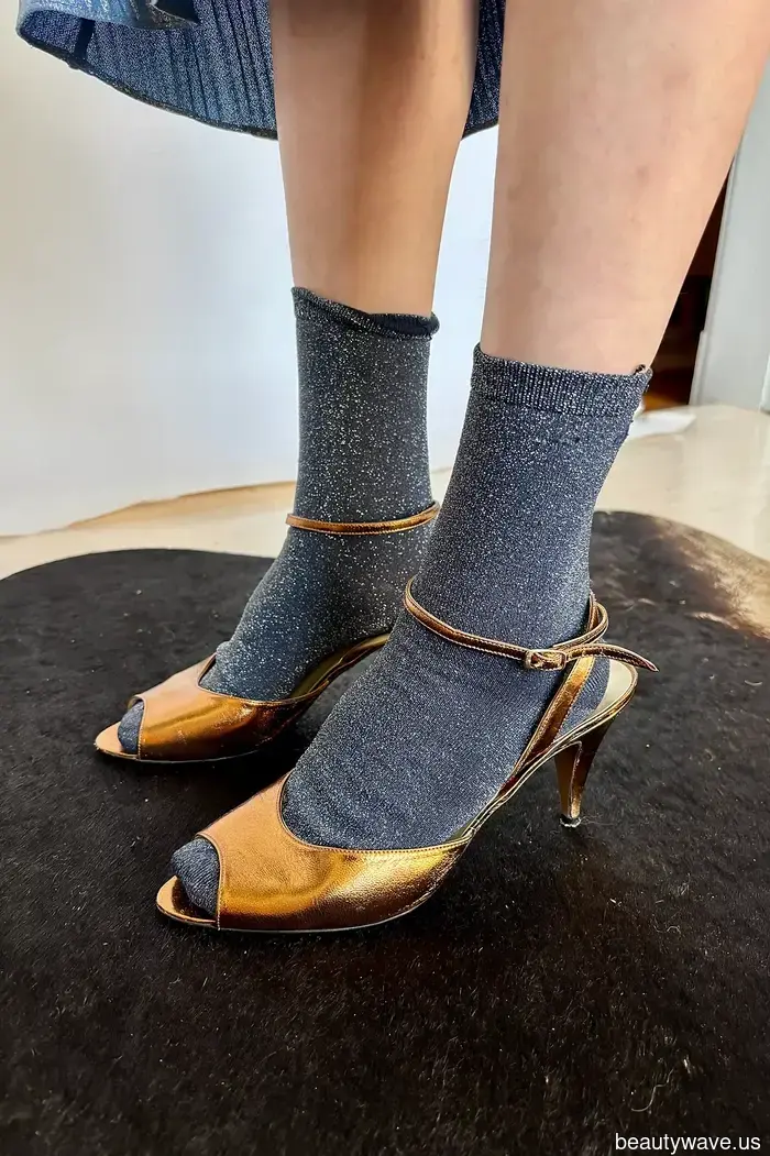 The Skirt and Shoe Pairing to Sport During a Heatwave, as Recommended by Victoria Beckham