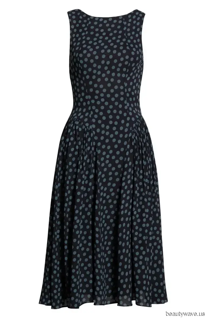 Out of nowhere, everyone with impeccable style is embracing these 7 "outdated" fall dress trends.