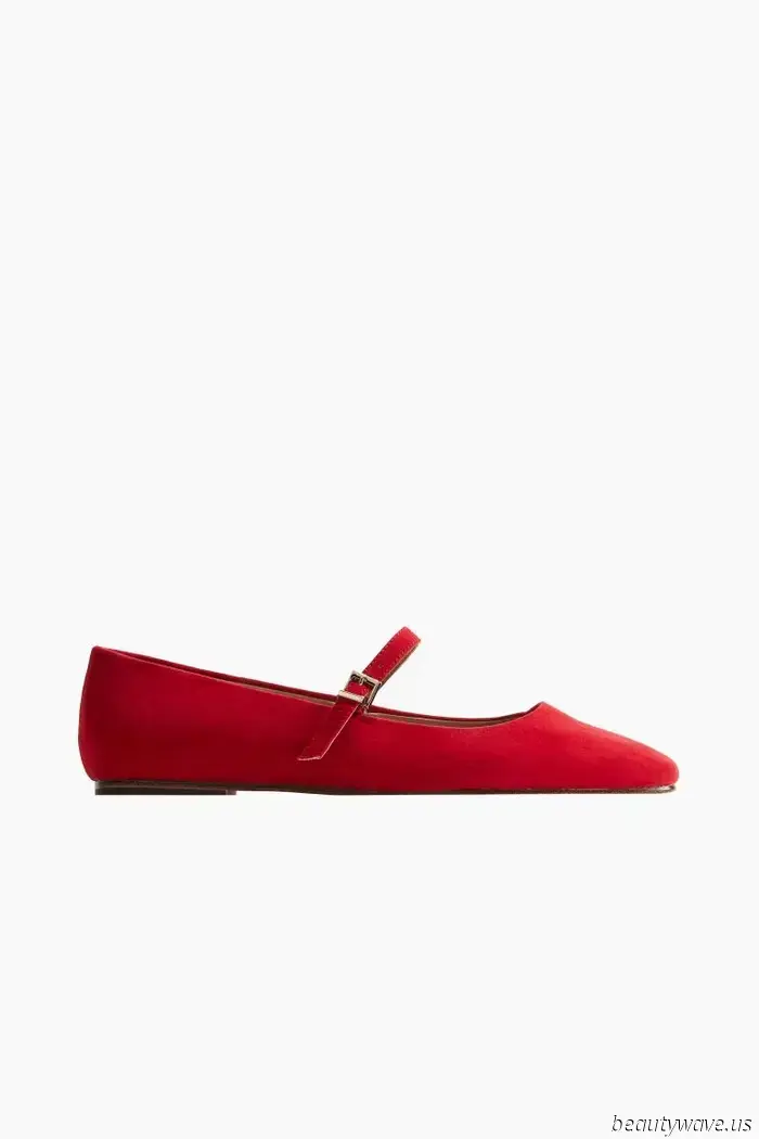 Is it just me, or are all the trendy girls now combining ballet flats with this anti-denim pant trend?