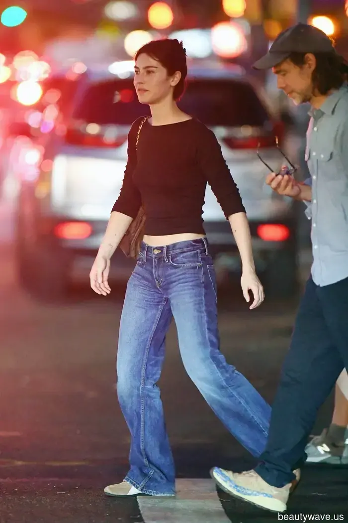 If you plan to wear low-profile sneakers in 2025, make sure to pair them with this denim trend first.