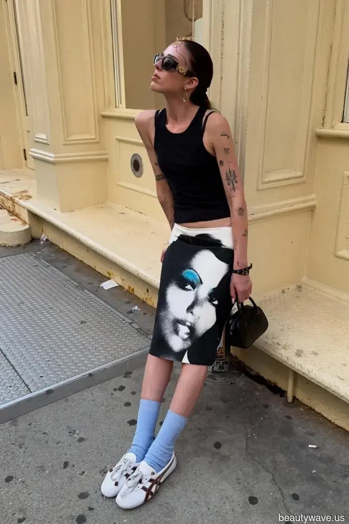 Wenn Sie möchten, dass Ihre grundlegenden Outfits in diesem Frühling cool aussehen, tragen Sie diesen Socken-Trend dazu.