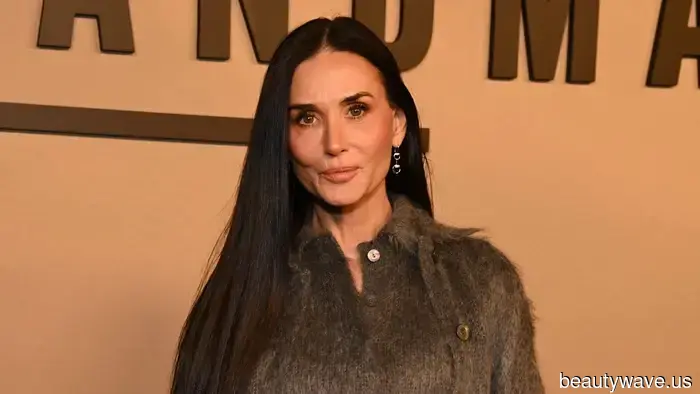 Il segreto è svelato: Demi Moore ha indossato l'unica tendenza di colore che rende il grigio emozionante.