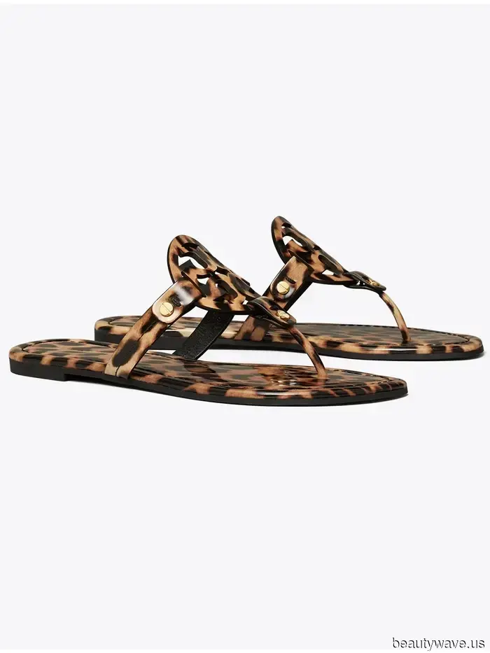 Sostén las Chanclas Negras&mdash;Usar este color de zapato con jeans de lavado oscuro te dará más cumplidos