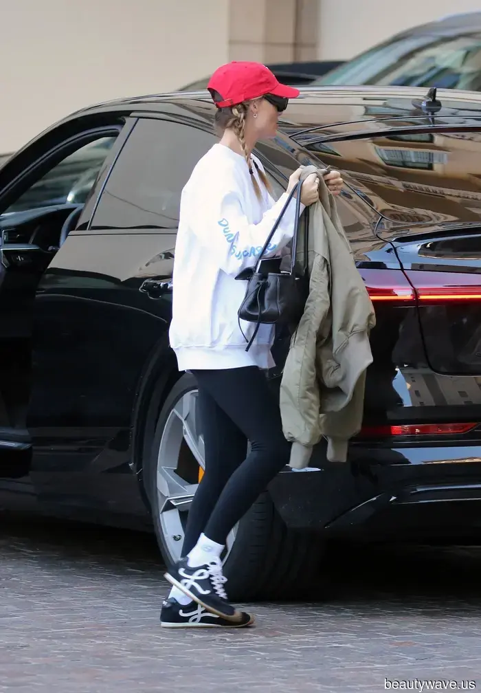 If you plan to wear leggings and trainers in 2026, style them this way to achieve a chic look.