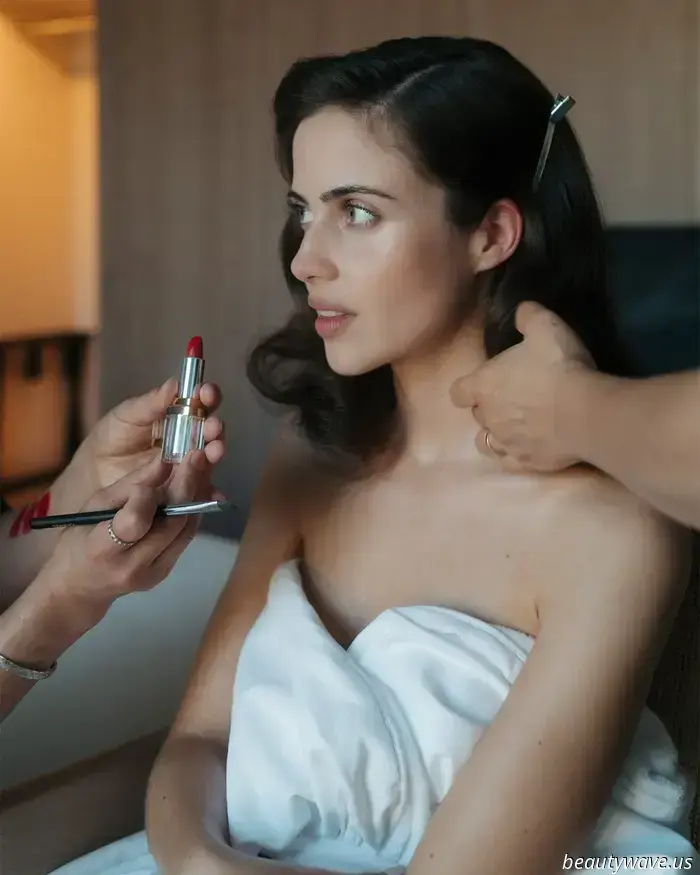 Il look di Lydia Peckham alla première di Norimberga è una lettera d'amore al vecchio Hollywood.