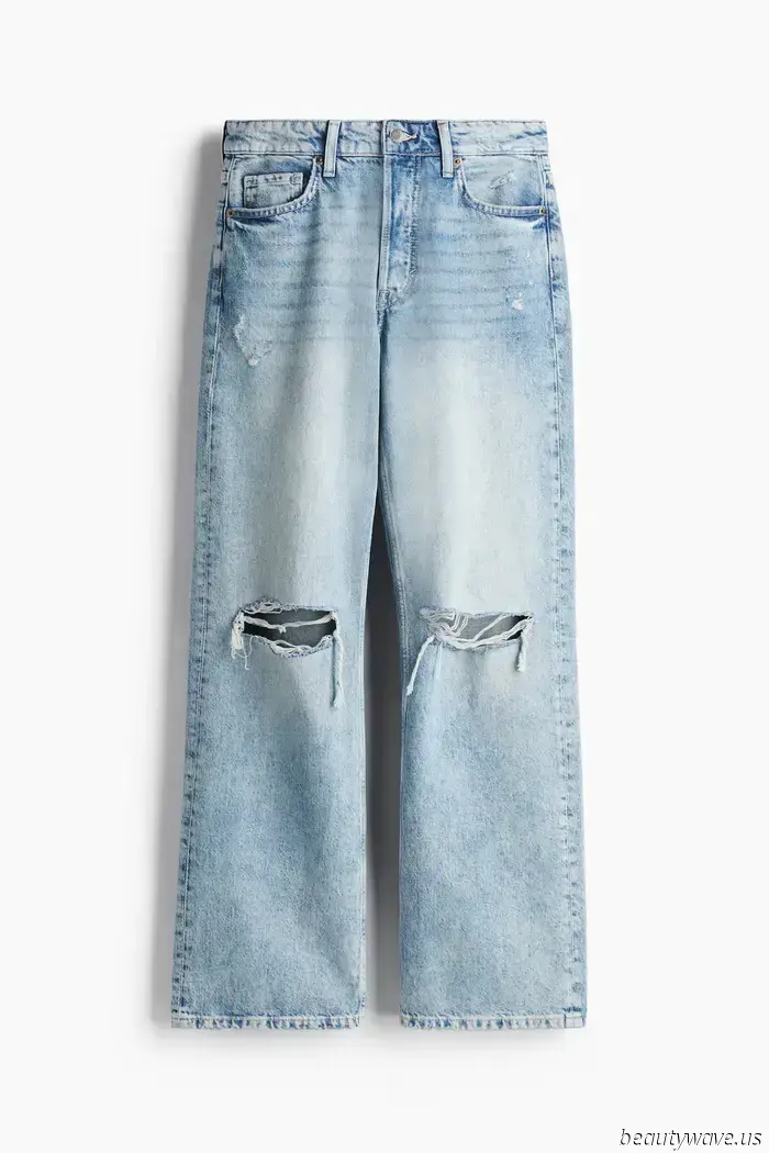 Folks in L.A. understand that pairing flip-flops with this "outdated" jeans trend gives it a refreshing twist.