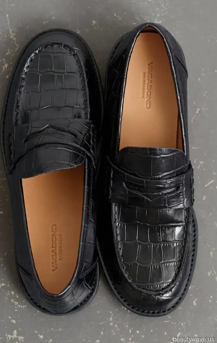 The most fashionable women I know are pairing shorts with these classic shoe trends this summer.