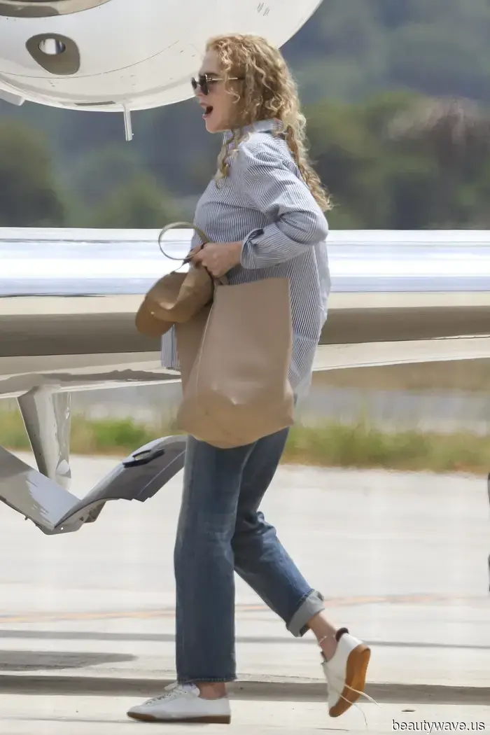 La borsa Row Celebrità nei loro 50 anni abbinano con jeans risvoltati e sneakers bianche all'aeroporto