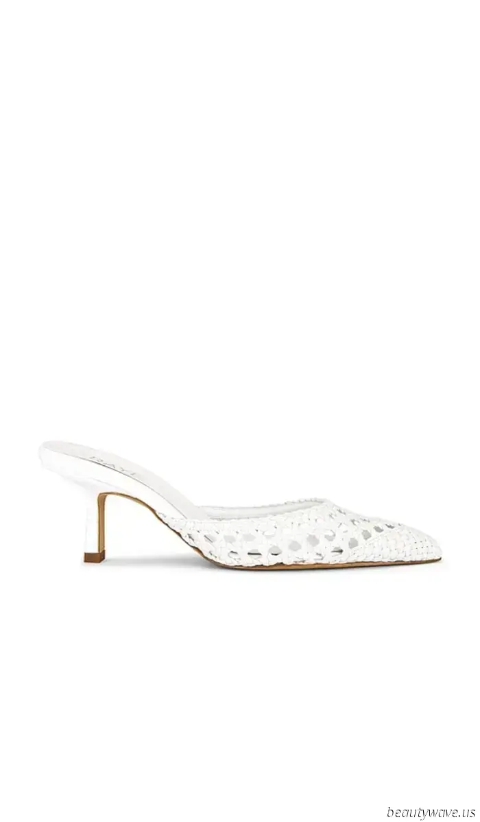 La gente de moda en Nueva York acaba de descubrir una nueva tendencia de color de zapatos que hace que los minifaldas "básicas" se sientan tan frescas
