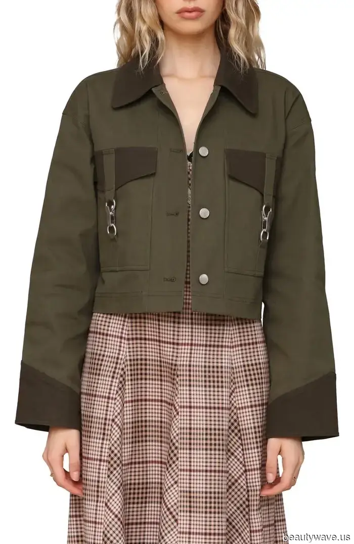 De repente, mis chaquetas negras se ven básicas en comparación con esta fresca tendencia de color otoñal.