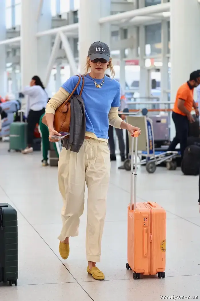 No Zapatillas: Las Elegantes Bailarinas Anti-Tendencia que la Gente de Moda en el Aeropuerto Lleva con Pantalones con Cuerda