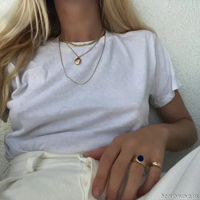 Gold-Hoop-Ohrringe, ein weißes T-Shirt und dieser neue Körperspray: Das perfekte Rezept für einen mühelos coolen Sommer