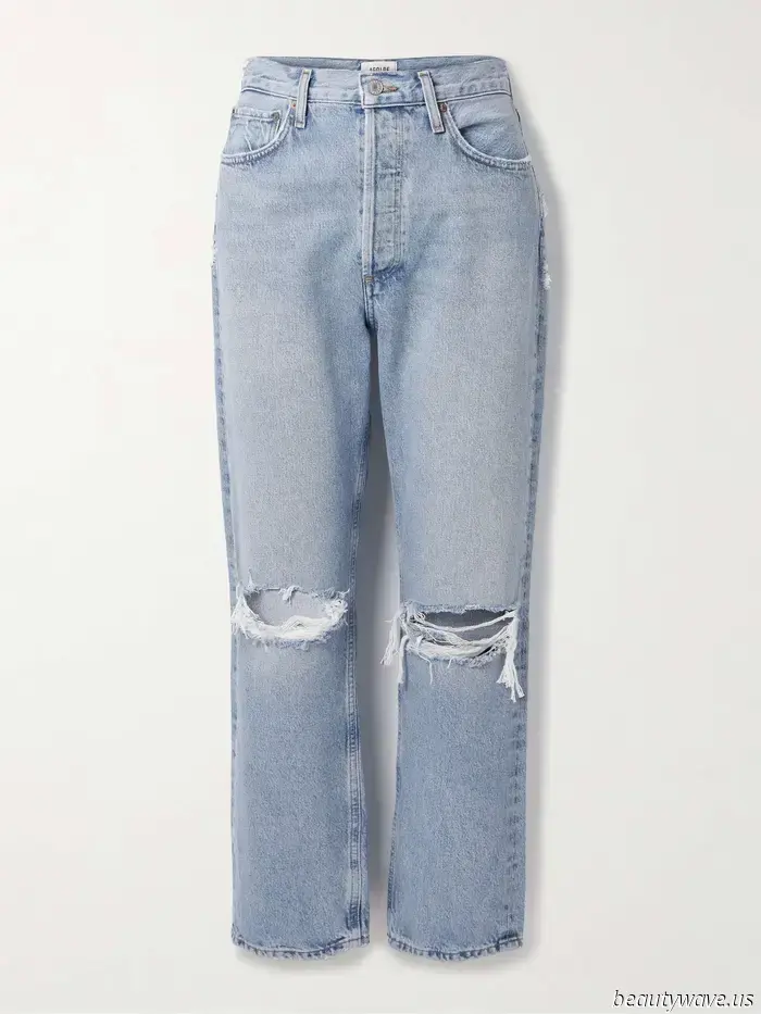 Folks in L.A. understand that pairing flip-flops with this "outdated" jeans trend gives it a refreshing twist.