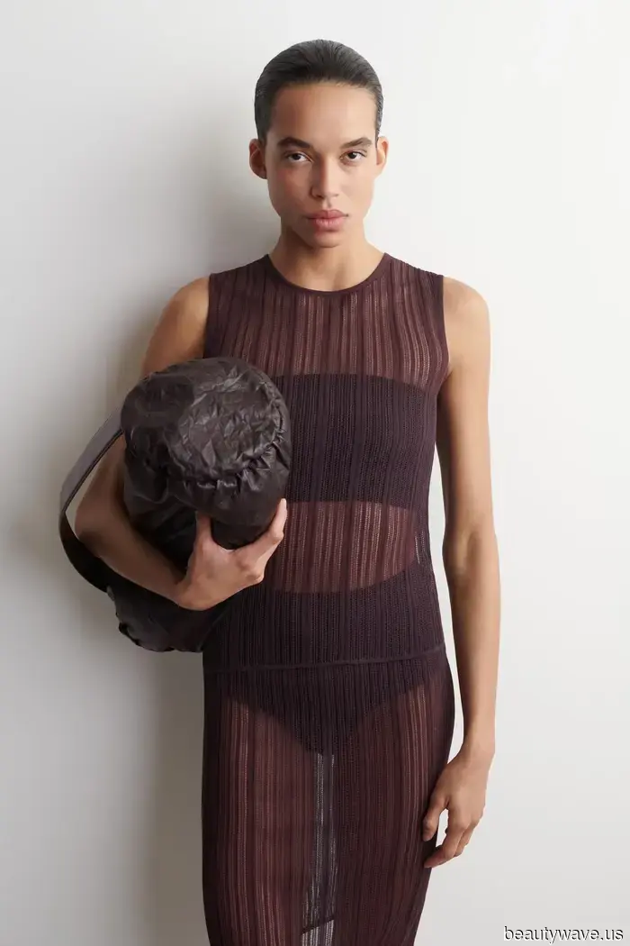 American Gigolo e il minimalismo degli anni '90 si incontrano in un bagno pubblico a Seoul per lo show COS Primavera 2026