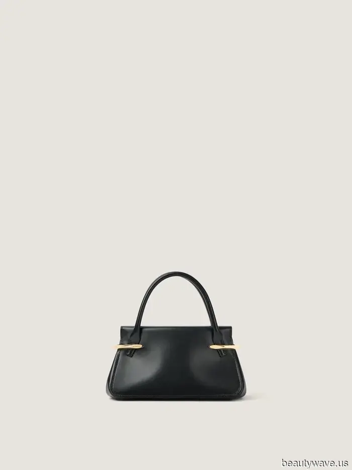 Before you wear bootcut jeans, take a look at how Reese Witherspoon styled them in New York City.