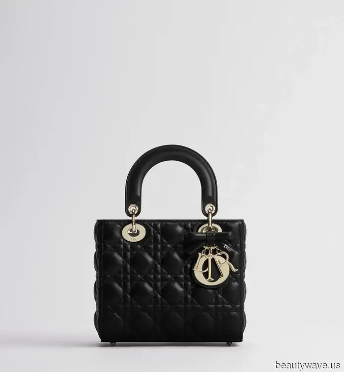 La colección debut de Jonathan Anderson para Dior acaba de lanzarse, y probamos los artículos de futuro It.