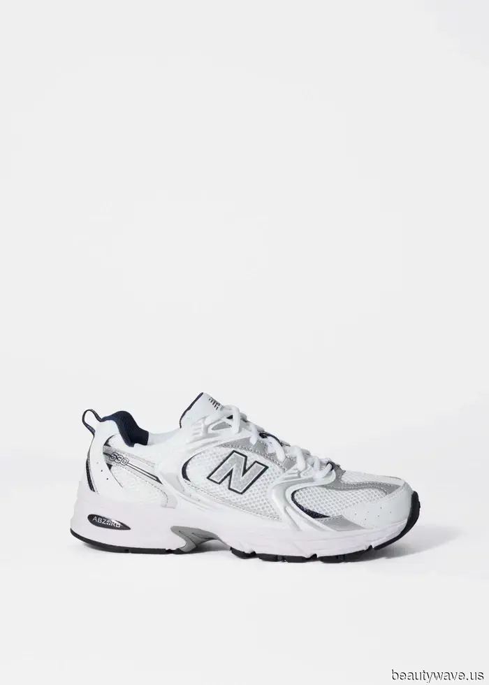 Skip the jeans—this cut and color of leggings always look better with trainers.