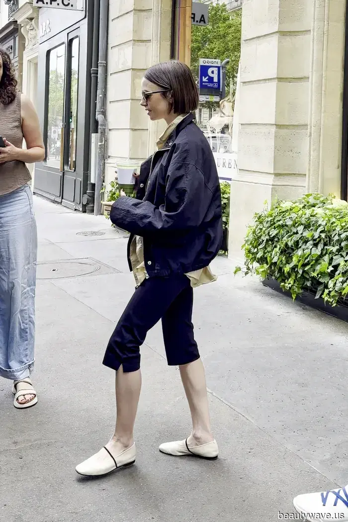 Il modo francese di indossare i leggings Capri nel 2026 include l'uso di questa tendenza di colore delle scarpe &ldquo;economiche&rdquo;
