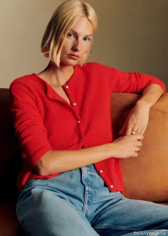 Statt Sneakers und Slipper tragen die Franzosen immer diesen schicken Schuhtrend mit cropped Jeans.