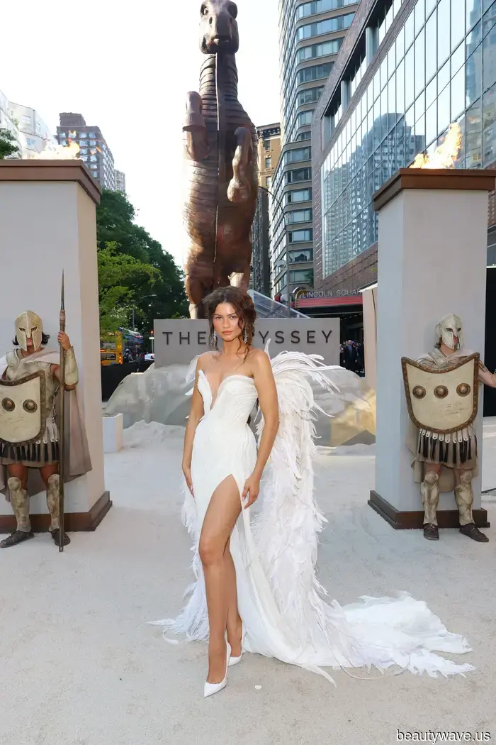 Zendaya has abandoned her iconic red-carpet heels in favor of this heel-less shoe trend.