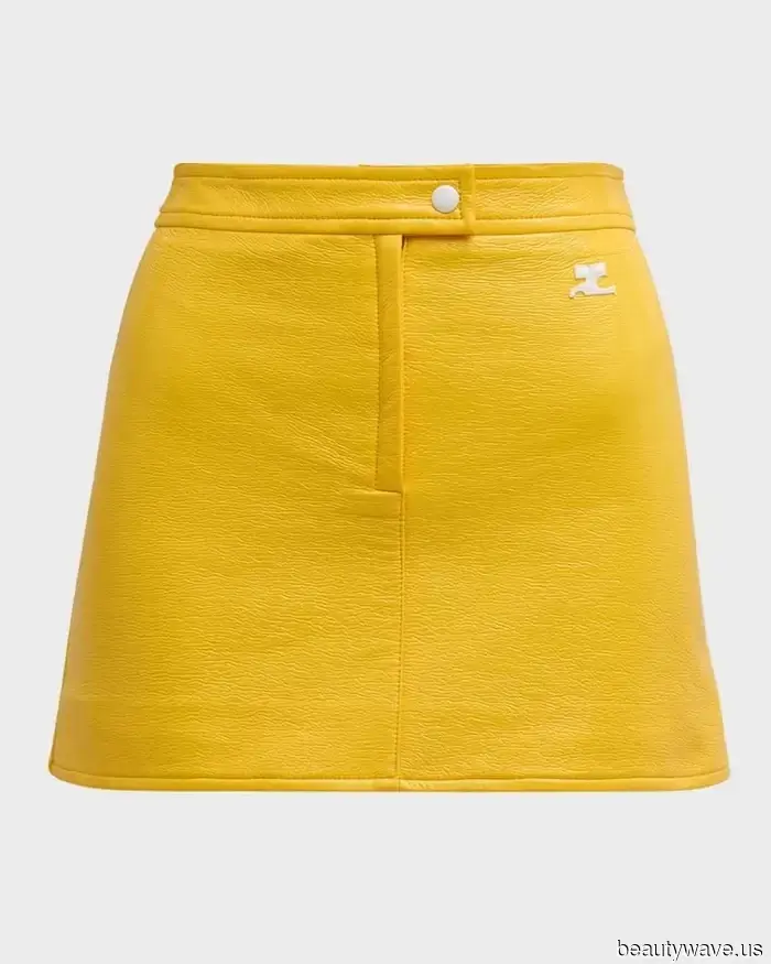 Черный и белый — классика, но модная цветовая комбинация Айрис Лоу так свежа для 2026 года.