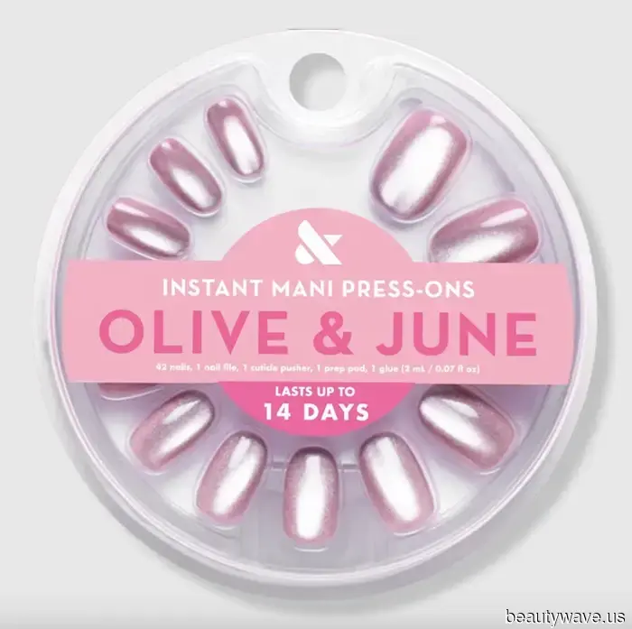 Forget Glazed Nails—My Friends and I Keep Requesting This Superior Chrome Mani at the Moment.