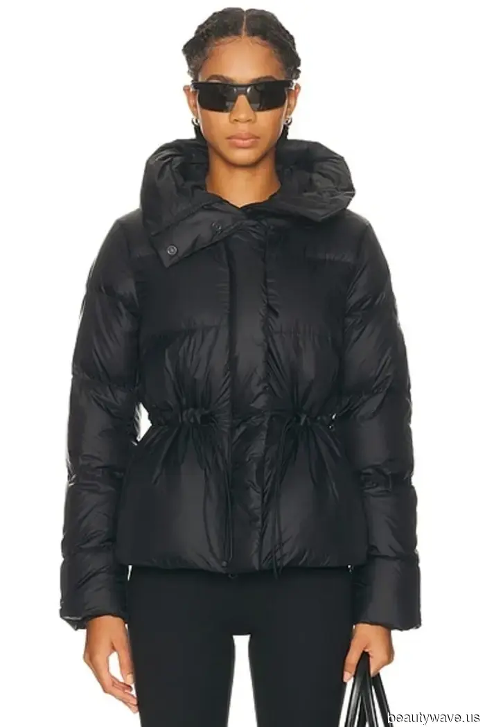 En lugar de leggings y zapatillas, las chicas de moda están usando chaquetas acolchadas con estos pantalones no ajustados y botas.