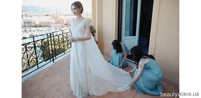 Questa sposa stilista ha indossato un abito da sposa ispirato al vestito di Audrey Hepburn in My Fair Lady.