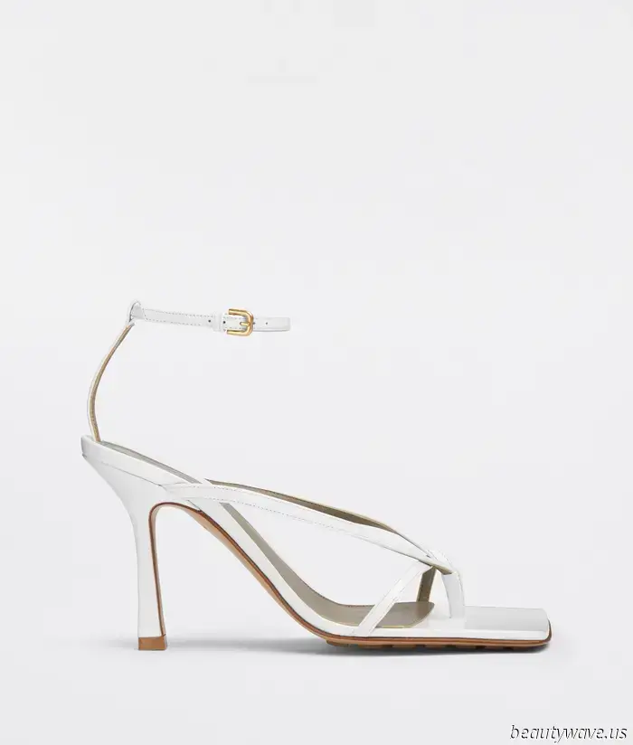These sandals used to appear "cheap," but they have now evolved into something elegant.