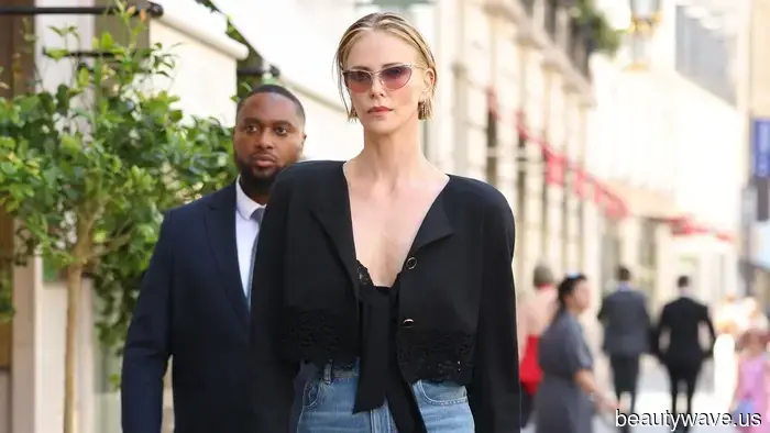 Le donne francesi e la moda Le persone concordano&mdash;Questa tendenza dei jeans per l'estate sta meglio con i tacchi