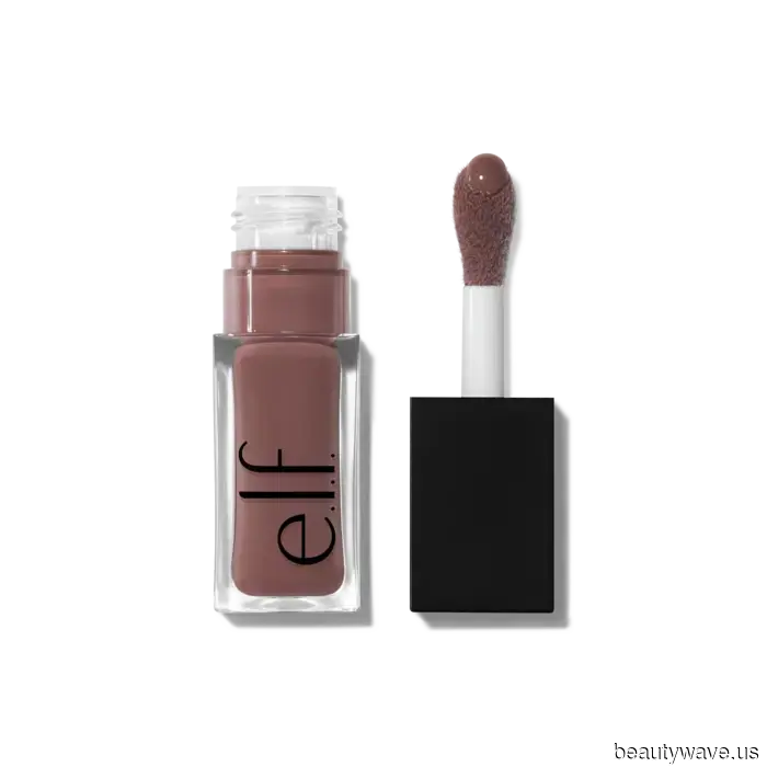 Габбриетта заменила консилер на губах на комбинированный вариант вне сезона, который странным образом подходит для лета 2025 года.