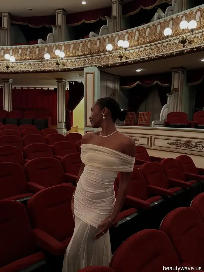 The Opera Aesthetic Will Be Trendy for 2026—20 Beauty Must-Haves That Bring to Mind Bright Stages and Plush Velvet Seats