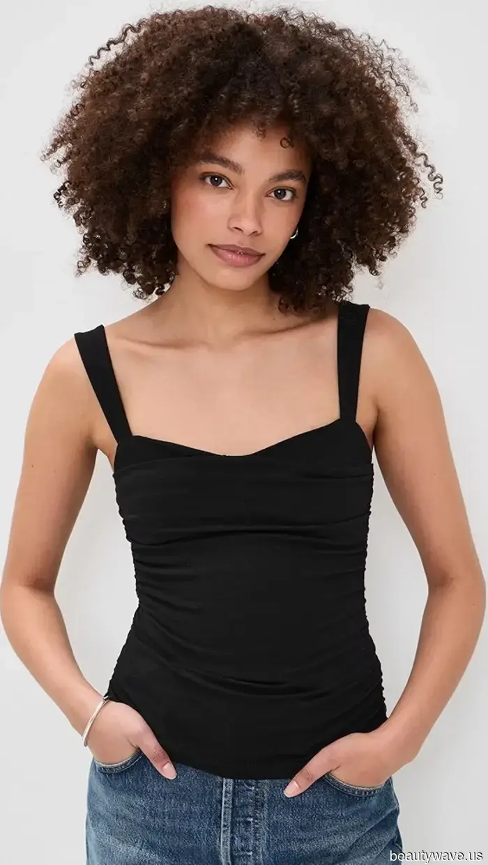 Die besten schwarzen Oberteile, die Sie in diesem Frühling mit Ihren Jeans tragen können