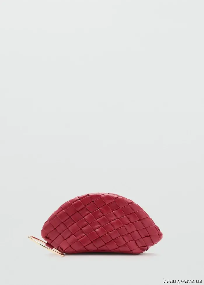 A friend inquired about the handbag color trends that will be popular this winter and in the future, so I shared these essential styles with her.