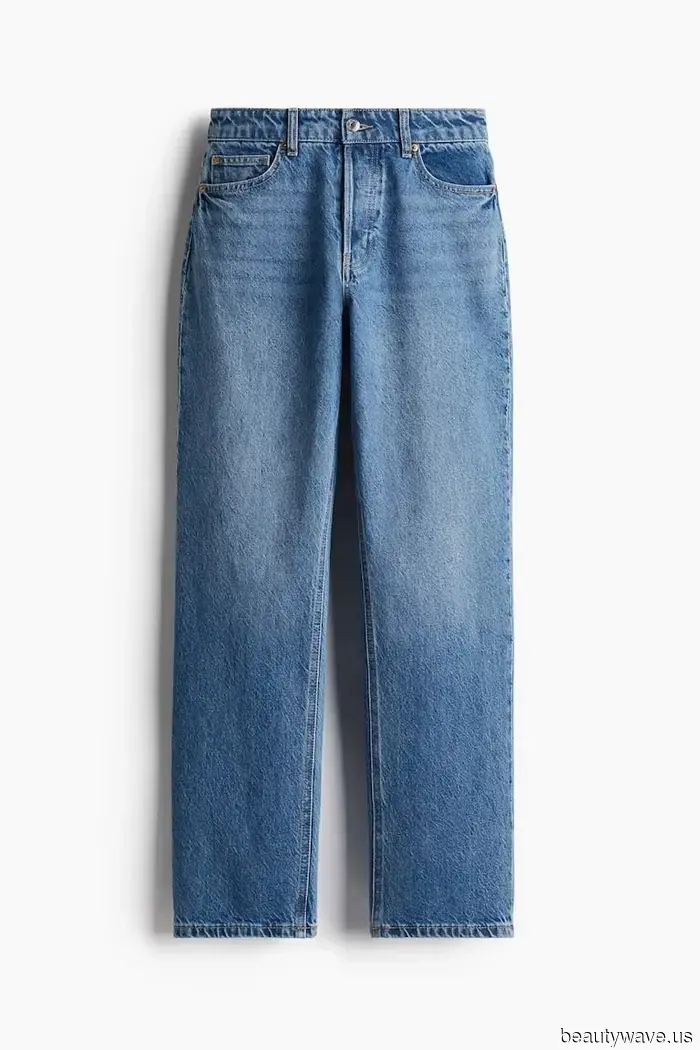 Indeed, ballet flats pair well with skirts, but they look even better in this Parisian-endorsed combination.