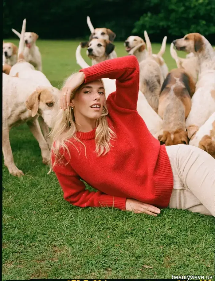 Sarah Pidgeon has just mastered transitional spring fashion with this surprising essential.