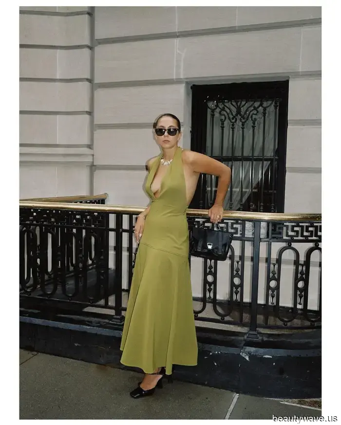 Este vestido sencillo de los años 2000 está en la maleta de todas las personas de moda este verano.