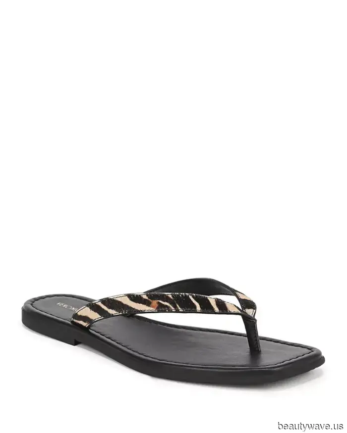 Sostén las Chanclas Negras&mdash;Usar este color de zapato con jeans de lavado oscuro te dará más cumplidos