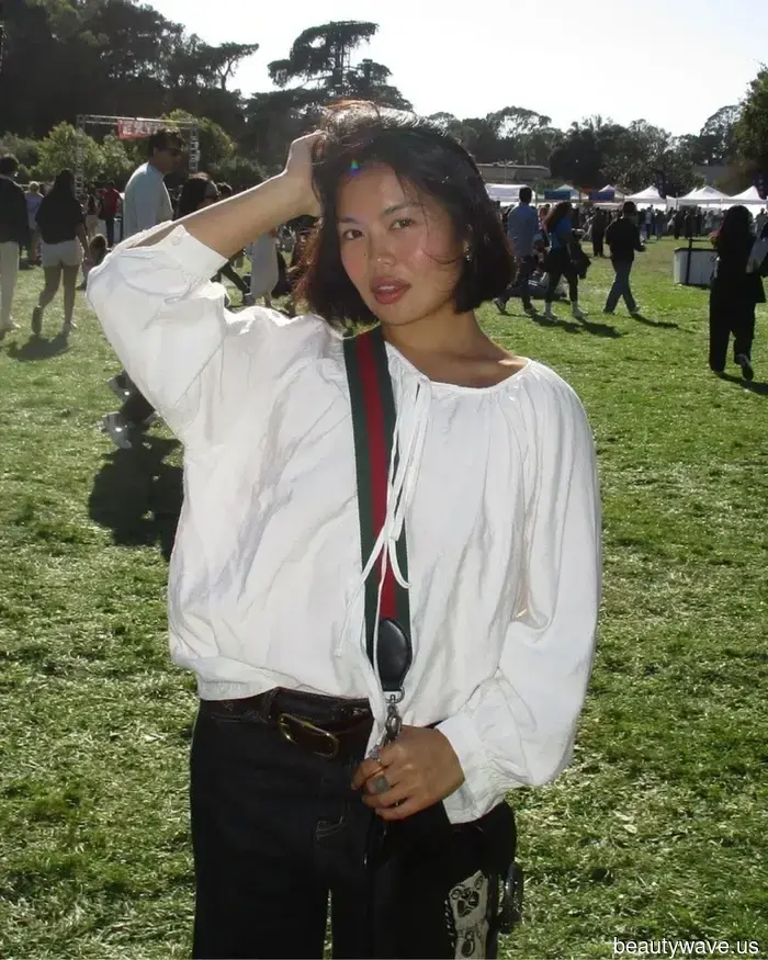 Farewell to Dull T-Shirts! This Stylish Blouse Trend Pairs Much More Elegantly With Jeans.