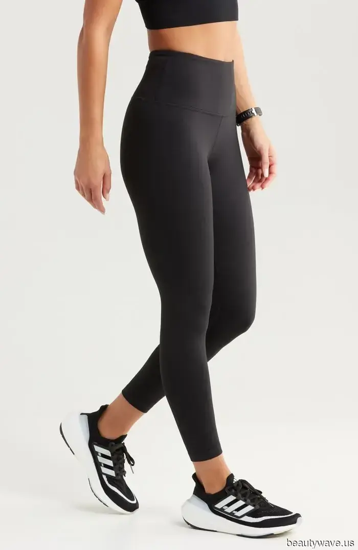 La nueva forma genial de llevar leggings y zapatillas está aquí, y necesitas verlo para creerlo.