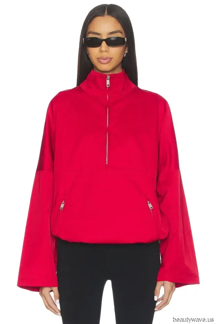 Le persone a Parigi e a New York stanno sostituendo le loro giacche moto con questa alternativa del 2025.