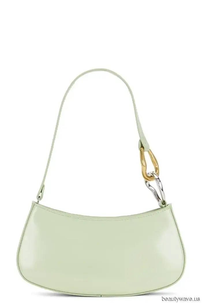 Wir sind uns sicher, dass es diesen Winter nichts Schickeres gibt als diese unerwartete Kombination aus Tasche und Stiefeln.