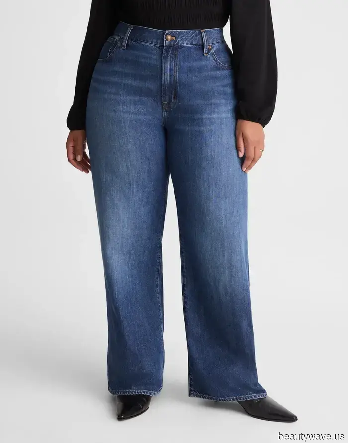 Forget Trendy Shoes—This Is the "Boring" Style That Everyone Is Pairing With Straight-Leg Jeans.