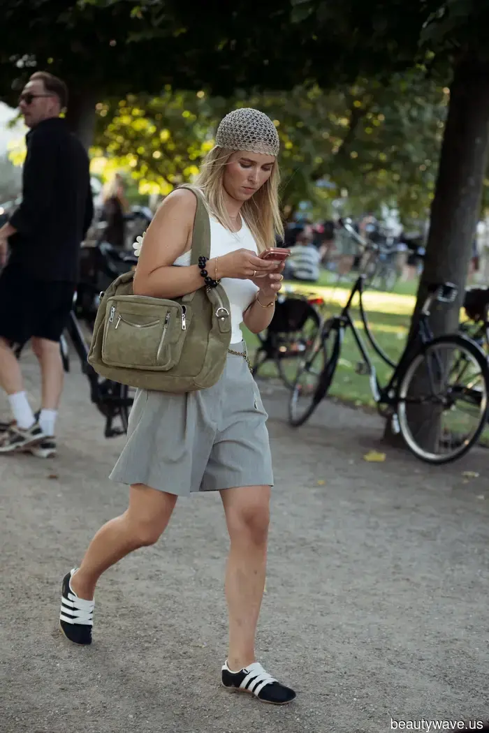Si eres una persona de moda, estás usando tus zapatillas con estos 6 artículos elegantes.